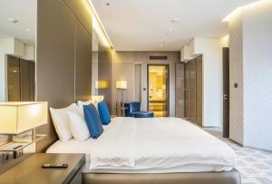 a hotel room with a large bed and a desk at HomesGetaway- Lovely 1BR in Hyatt Regency Creek Heights Residences in Dubai