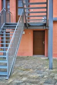 eine Treppe neben einem Gebäude mit einer Tür in der Unterkunft Pößnecker Werkstätten - Alte Bäckerei in Pößneck