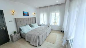 Fotografie z fotogalerie ubytování Modern Luxurious 3-Bedroom by RCCG CAMP off Lagos Ibadan-Expy v destinaci Idiomo