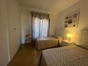 ein Schlafzimmer mit 2 Betten und einer Lampe auf einem Tisch in der Unterkunft Apartamento en Coto Real 412 in Manilva