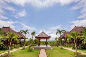 um jardim com um gazebo e palmeiras em Maharatu Villa Lembongan em Nusa Lembongan