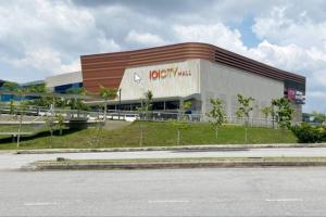 een gebouw met een bord aan de zijkant bij IOI City Mall Modern Home PICC in Putrajaya