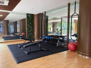 een fitnessruimte met diverse loopbanden en fitnessapparatuur bij IOI City Mall Modern Home PICC in Putrajaya