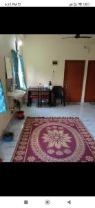 ein Wohnzimmer mit einem roten Teppich auf dem Boden in der Unterkunft Royal home homestay in kolkata