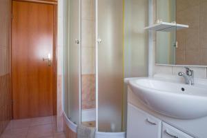 Ένα μπάνιο στο Apartmani Saric +45 φωτογραφίες