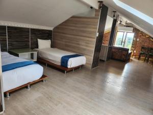 een slaapkamer met 2 bedden en een houten vloer bij Gem of Manor drive in Durban