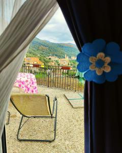 vista su un balcone con sedia e tavolo di DiVino a Villa Viani