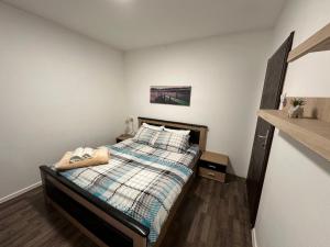 een kleine slaapkamer met een bed in een kamer bij Apartmani Vučinić in Cetinje