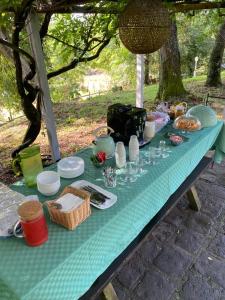 una mesa azul con comida y vasos. en Collina Blu en Bolsena