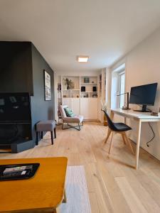 een woonkamer met een tafel en een bureau bij Les Hauts de Morlaix in Morlaix