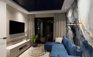 sala de estar con sofá azul y TV en Apartament LUNA z jacuzzi Premium na Mazurach, en Ełk