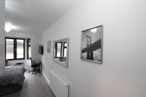 倫敦的住宿－New Cosy Studio in London!，卧室,墙上有两张桥的照片