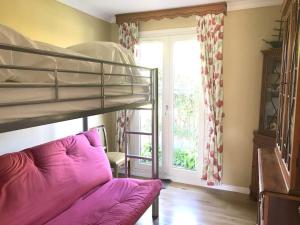 sypialnia z łóżkiem piętrowym i kanapą w obiekcie Metrie w mieście Sauqueville