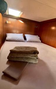 - un lit avec 3 serviettes assises au-dessus dans l'établissement Tahiti Private Catamaran, à Uturoa