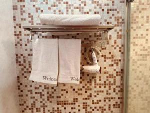 een handdoekenrek met handdoeken in de badkamer bij Yangzhou Xianyun Apartment in Yangzhou
