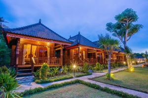 een huis met een pad daarheen bij Maharatu Villa Lembongan in Nusa Lembongan