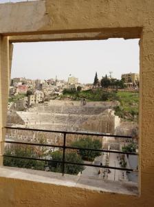 uma vista para o anfiteatro a partir de uma janela em Conord Hotel - "Amman's Heart" em Amã