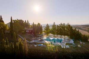 Bazén v ubytování Glamping Diacceroni nebo v jeho okolí
