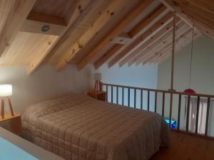 ein Schlafzimmer mit einem Bett in einem Zimmer mit Holzdecken in der Unterkunft Elegante cabaña. in El Calafate