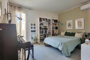 - une chambre avec un lit, un bureau et un clavier dans l'établissement La Sarina Luxury near Gallipoli, à Matino