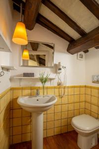 uma casa de banho com um lavatório e um WC em Bollo Apartments em Roma