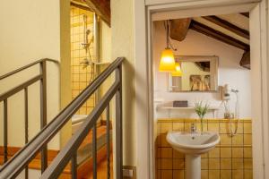 een badkamer met een wastafel naast een trap bij Bollo Apartments in Rome