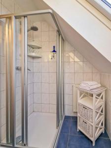 ein Bad mit einer Dusche und einer Glastür in der Unterkunft Deichtraum in Greetsiel