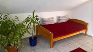 מיטה או מיטות בחדר ב-Ferienwohnung Fuchskuhle