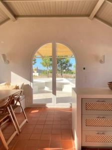 サント・アンドレにあるCasa da Pergola - Beach Design Villa Private Poolの窓付きのキッチン