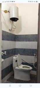 a bathroom with a white toilet and a sink at राम जानकी भवन होम स्टे in Faizābād