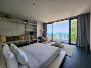 1 dormitorio con 1 cama grande y vistas al océano en Beachfront 3 Bedrooms - AMANA Villa at Ta-Ke Residence Phuket, en Phuket