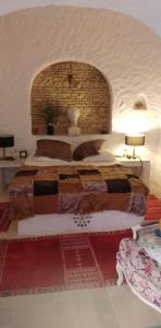 1 dormitorio con 1 cama grande en una habitación en Riad Dar El Caid - Palais XIII Siecle en Tozeur