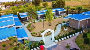 - une vue sur une maison avec un parc aquatique dans l'établissement บ้านไร่แสงจันทร์ รีสอร์ท, à Phetchaburi