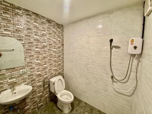 La salle de bains est pourvue de toilettes et d'un lavabo. dans l'établissement บ้านไร่แสงจันทร์ รีสอร์ท, à Phetchaburi