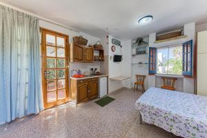 A cozinha ou cozinha compacta de Bright studio with seaview and lovely balcony