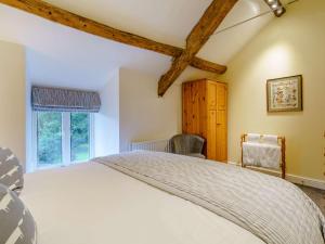 een slaapkamer met een groot bed en een raam bij 3 Bed in Spark Bridge 83701 in Spark Bridge