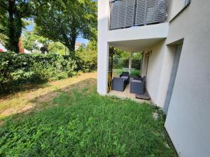 Κήπος έξω από το Appt 2 chambres au calme - jardin privé - Metro D, Eurexpo, Groupama Stadium