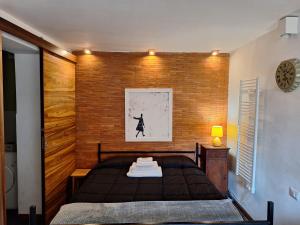 een slaapkamer met een bed en een bakstenen muur bij Morry's Lodge Guest House in Sora