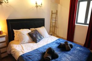 Un dormitorio con una cama con dos ositos de peluche. en Domaine de la Vidalle, en Vendres