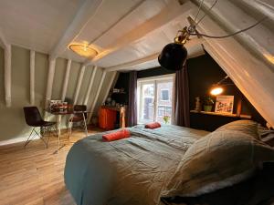 sypialnia z dużym łóżkiem w pokoju w obiekcie Attic Monkeys Lodge w Amsterdamie