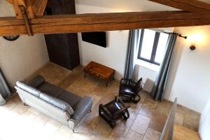 vistas panorámicas a una sala de estar con sofá y sillas en Domaine de la Vidalle, en Vendres
