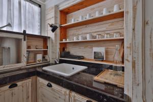 La salle de bains est pourvue d'un lavabo blanc. dans l'établissement [Porta Genova] Navigli country house, à Milan
