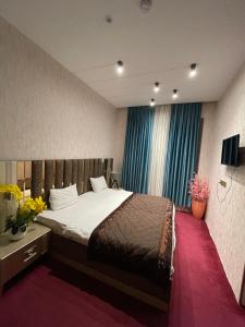The Mirror Hotel tesisinde bir odada yatak veya yataklar