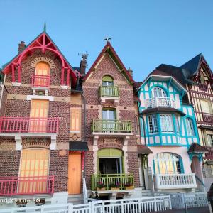 szereg domów z kolorowymi oknami i balkonami w obiekcie Gite de la Baie des anges w mieście Saint-Valéry-sur-Somme