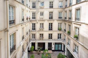 an apartment building in paris with a courtyard at CMG Résidence Galeries Lafayette - Madeleine in Paris