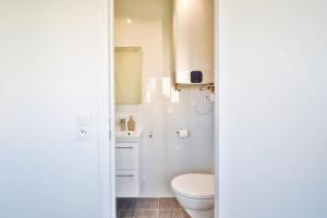 La salle de bains blanche est pourvue de toilettes et d'un lavabo. dans l'établissement Amazing Appartment 4 Peoples, à Montrouge