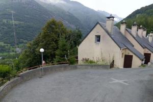 a building in the middle of a parking lot at Chalet vue montagne T2 duplex, 6 personnes in Luz-Saint-Sauveur
