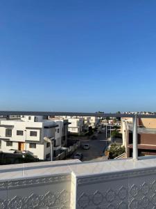 balcone con vista sulla città. di Appartement- Terrasse sublime a El Jadida