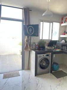 eine Küche mit einer Waschmaschine in der Unterkunft Appartement- Terrasse sublime in El Jadida