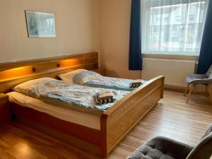 two twin beds in a bedroom with a window at Nordsee 406 in Wangerooge